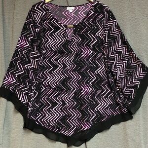 Avenue 18/20 top black white magenta, vertical chevron pattern mesh on top hem